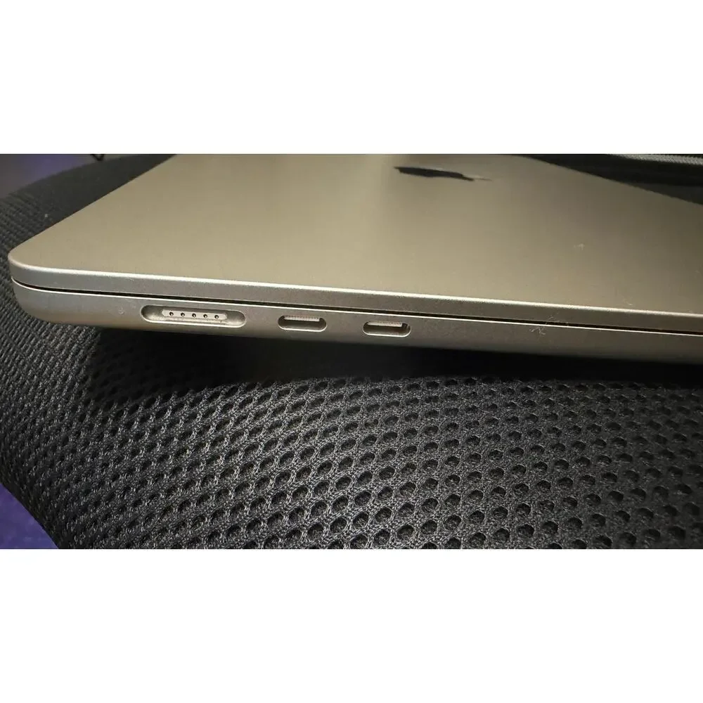 Apple MacBook Air 15in M3 2024 256GB 8GB Ram Starligh Excellent